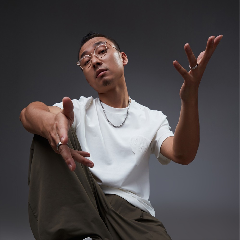 何靓